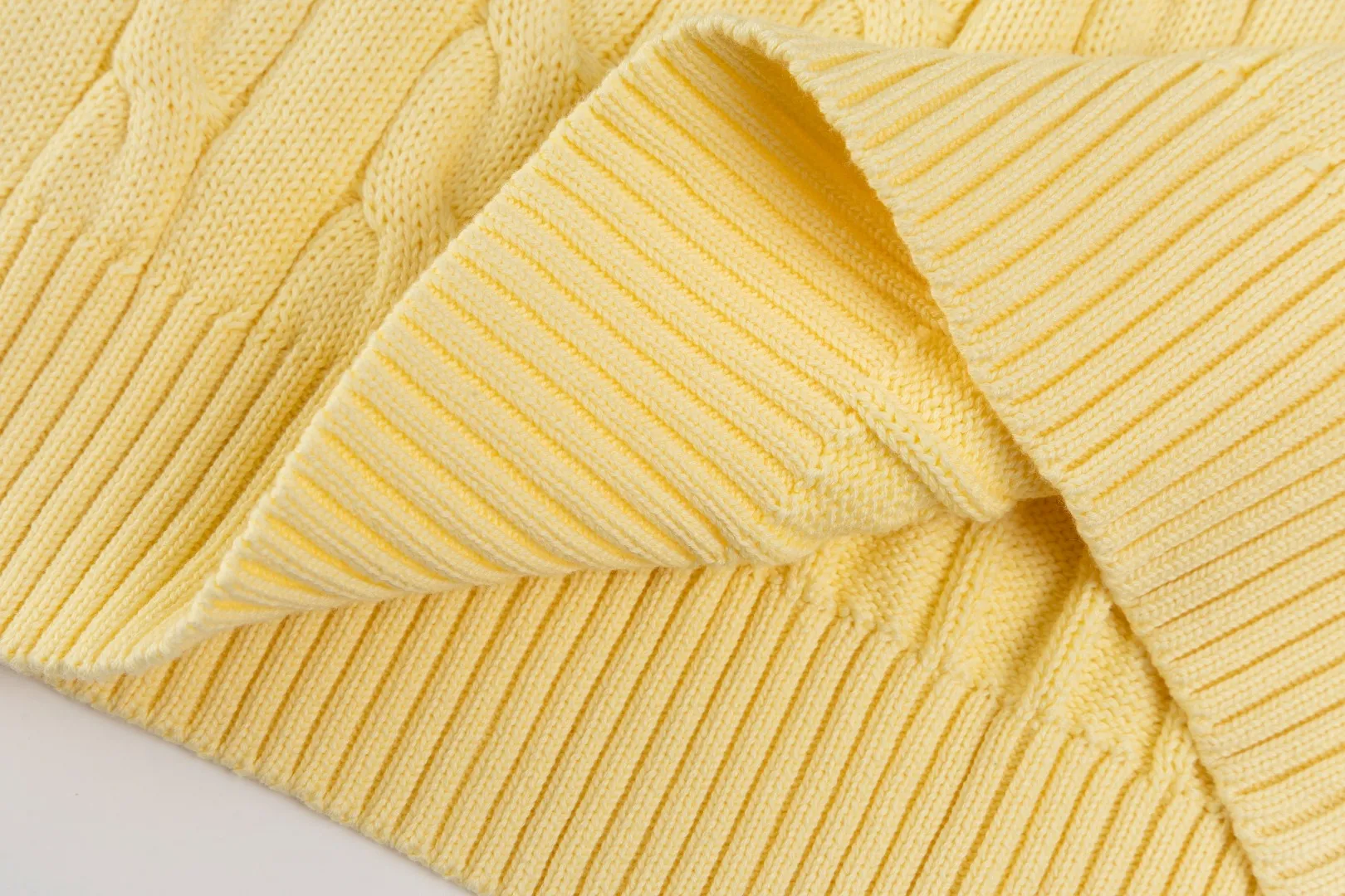P236 #R92 RALPH LAUREN Ralph Lauren fifteen colors classic small label embroidery logo turtleneck pullover half-zip knitted cable sweater with high-density LOGO embroidery on the chest and original customized tag accessories. Made of pure cotton yarn, pure cotton is skin-friendly and comfortable, small label war horse embroidered twist turtleneck sweater 🐎 high quality, follow the blogger to learn how to wear it! Let’s buy a Ralph Lauren cable sweater. It’s a super hard-to-find series after it became popular. It’s hard to find one on the official website. It’s simple and practical to wear, with a lazy and loose feel. The thickened fabric has more texture, feels soft and delicate, and has a loose fit. Whether worn alone or layered, you can wear different styles of fashion with just one piece!   Size：XS S M L